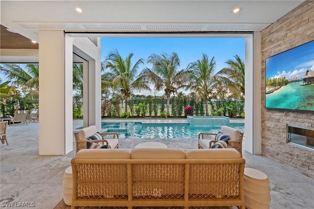 570 HARBOUR DR, Naples, FL 34103