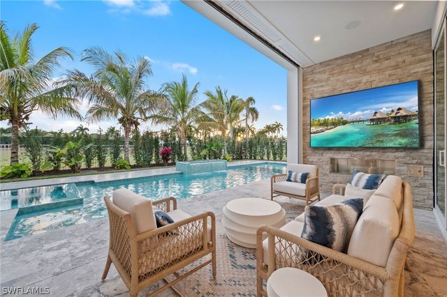 570 HARBOUR DR, Naples, FL 34103