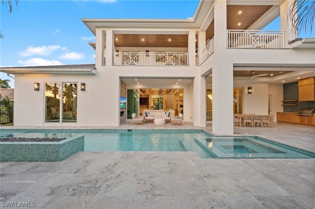 570 HARBOUR DR, Naples, FL 34103