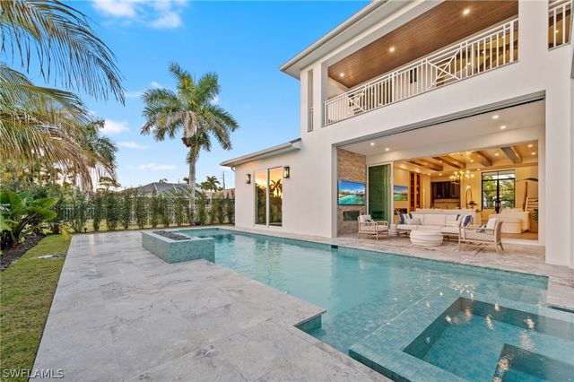 570 HARBOUR DR, Naples, FL 34103