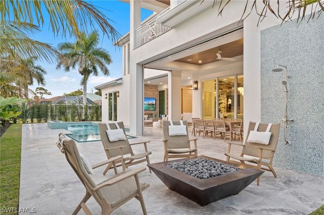 570 HARBOUR DR, Naples, FL 34103