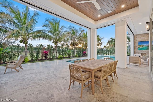 570 HARBOUR DR, Naples, FL 34103