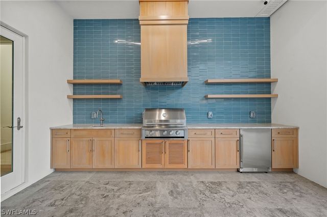 570 HARBOUR DR, Naples, FL 34103