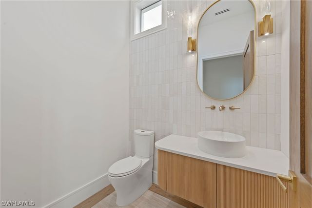 570 HARBOUR DR, Naples, FL 34103