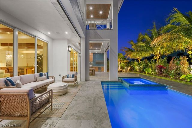 570 HARBOUR DR, Naples, FL 34103