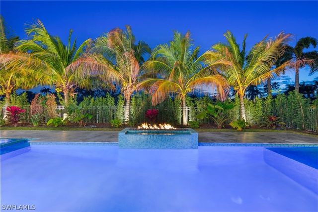 570 HARBOUR DR, Naples, FL 34103