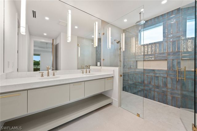 570 HARBOUR DR, Naples, FL 34103