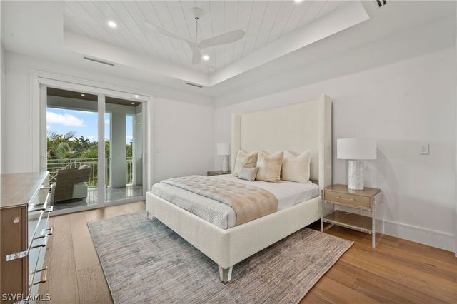 570 HARBOUR DR, Naples, FL 34103