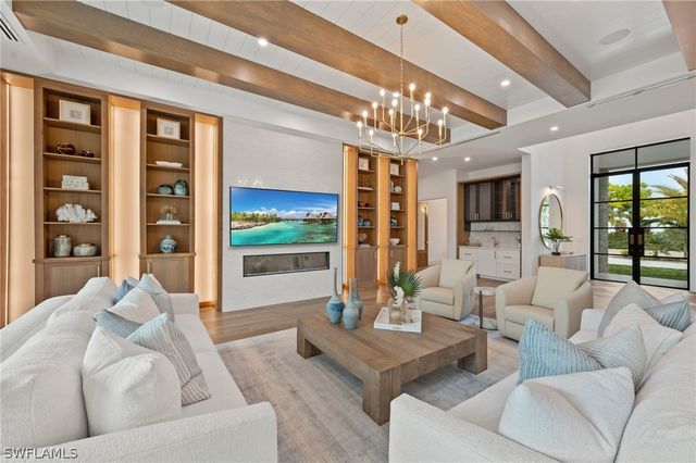 570 HARBOUR DR, Naples, FL 34103