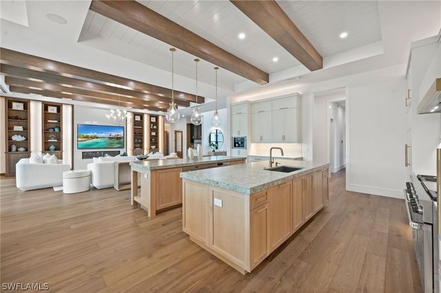 570 HARBOUR DR, Naples, FL 34103