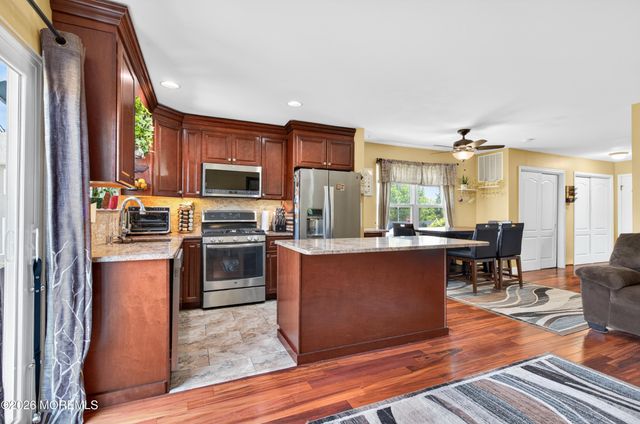 6 Lorenzo Court, Matawan, NJ 07747