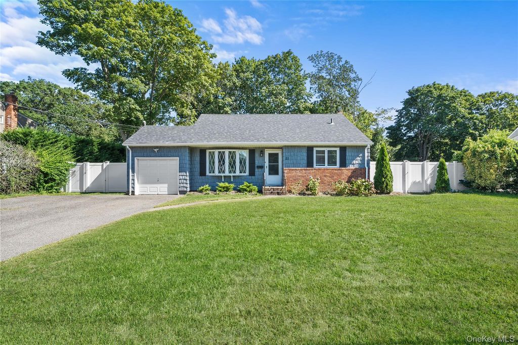 23 Berard Boulevard, Oakdale, NY 11769