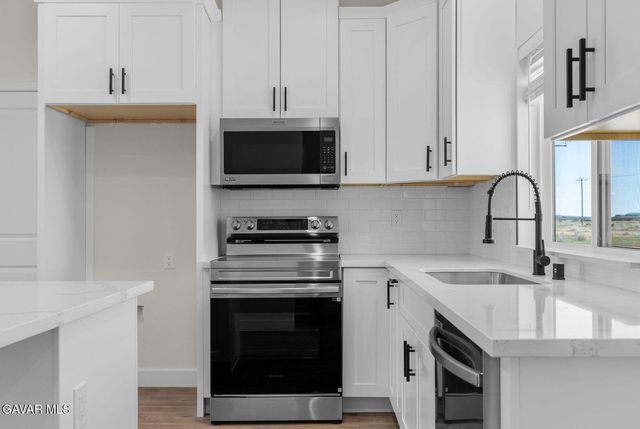 8220 Lewis Avenue, California City, CA 93505