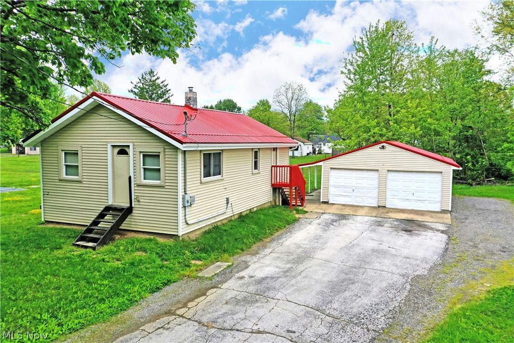 800 N Leavitt Road, Leavittsburg, OH 44430