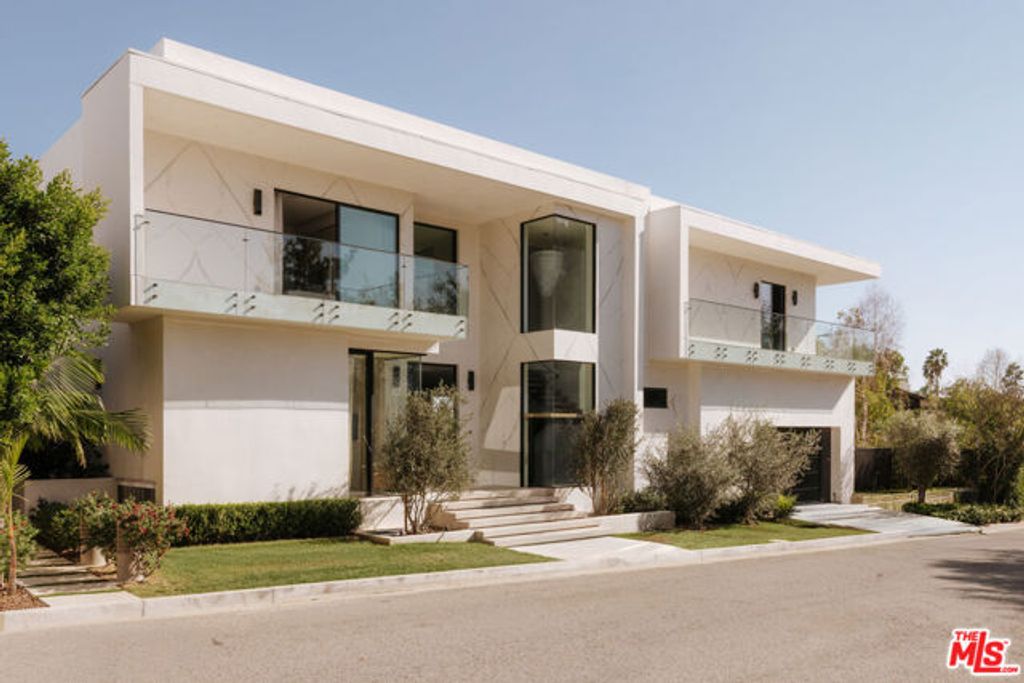 2180 Stradella Road, Los Angeles, CA 90077