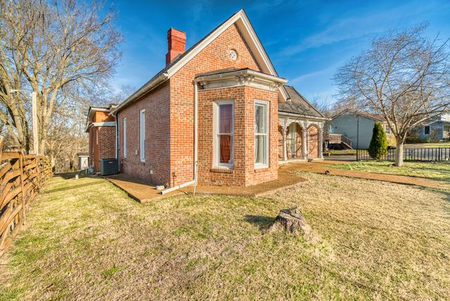 62 N Main St, Springfield, TN 37172