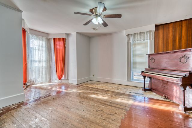 62 N Main St, Springfield, TN 37172