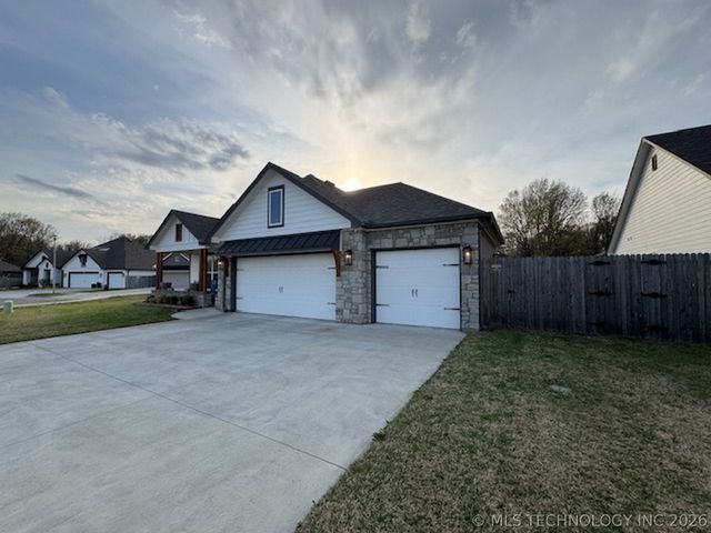 2912 S 6th Place, Broken Arrow, OK 74012