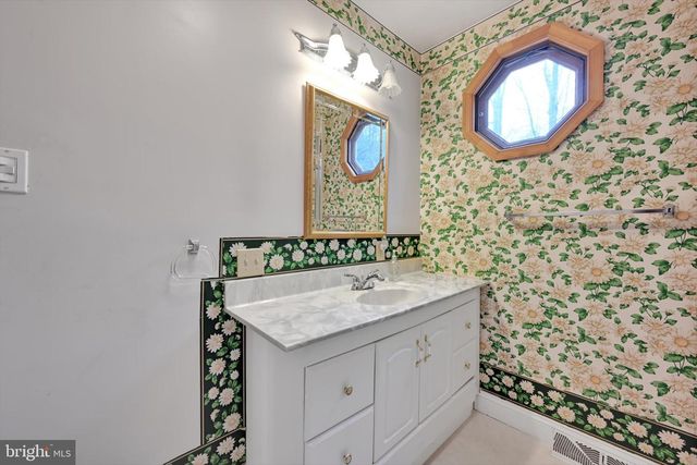 7962 WOODLAND DR, Hanover, PA 17331