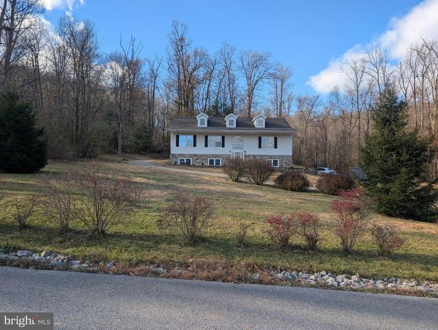 7962 WOODLAND DR, Hanover, PA 17331