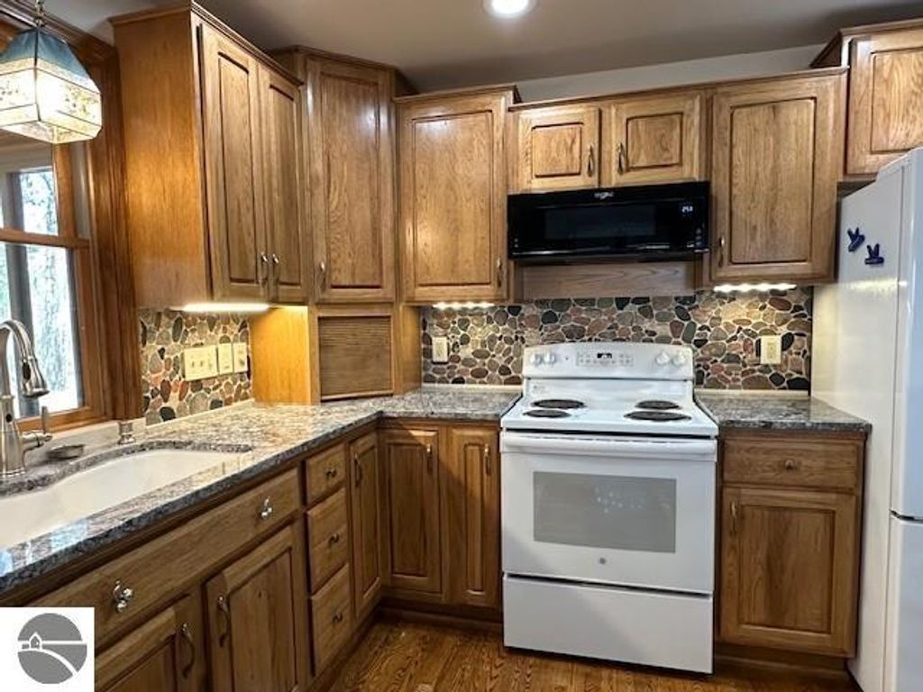 Image 17 of property listing at 3285 S East Torch Lake Drive, Bellaire, MI 49615