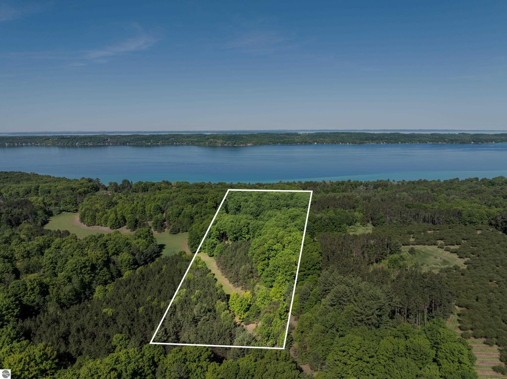 Image 4 of property listing at 3285 S East Torch Lake Drive, Bellaire, MI 49615