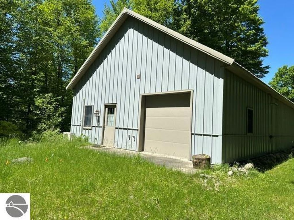 Image 41 of property listing at 3285 S East Torch Lake Drive, Bellaire, MI 49615