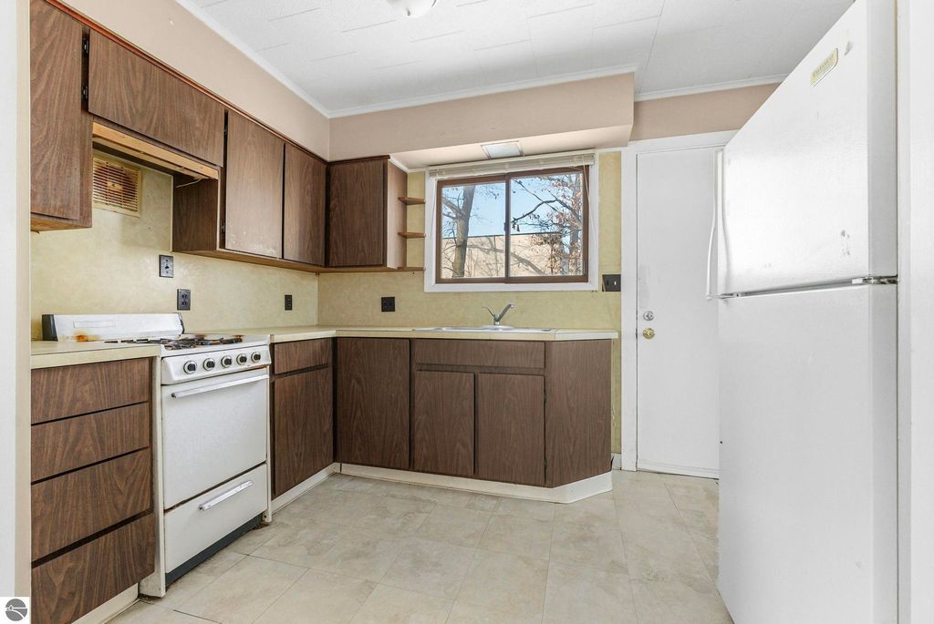 Image 5 of property listing at 1247 Plainview Avenue, Traverse City, MI 49686