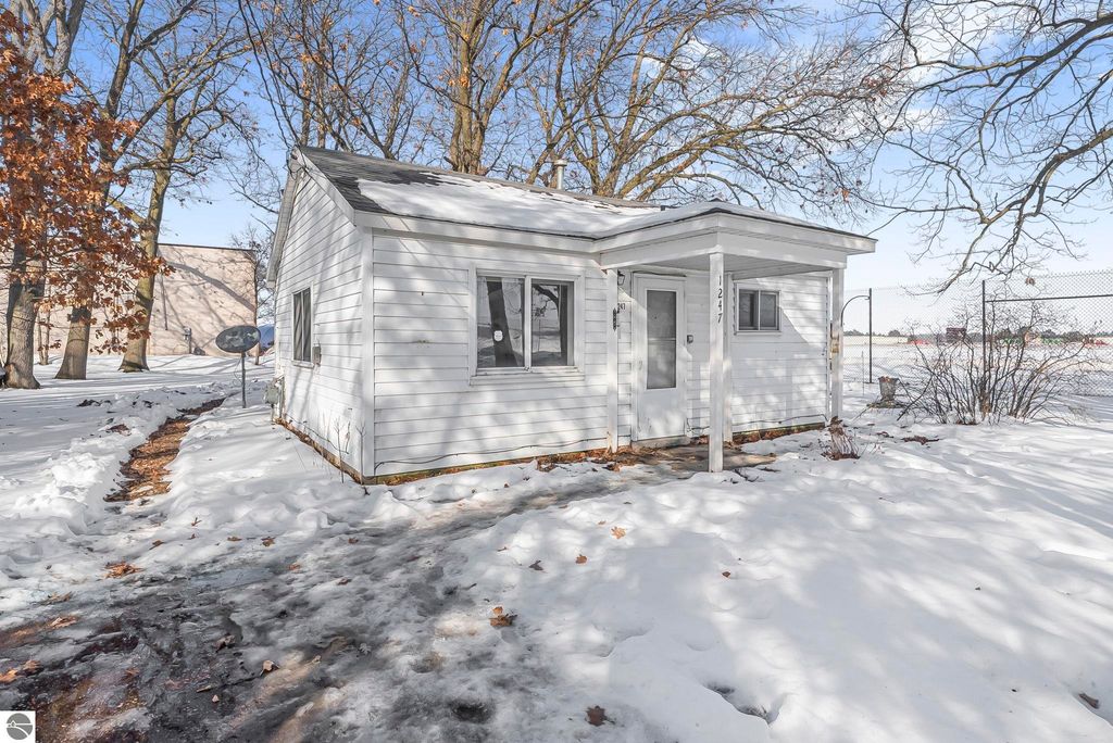 Image 6 of property listing at 1247 Plainview Avenue, Traverse City, MI 49686