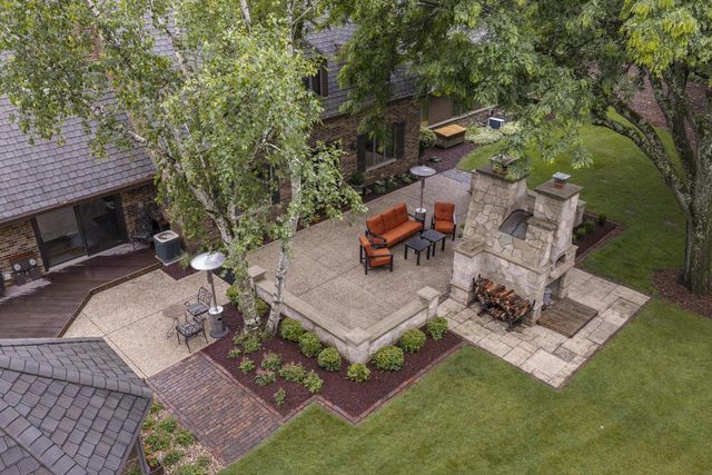 S48W28946 Parke LANE W, Waukesha, WI 53189