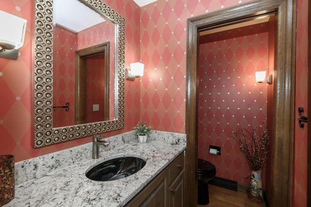 S48W28946 Parke LANE W, Waukesha, WI 53189