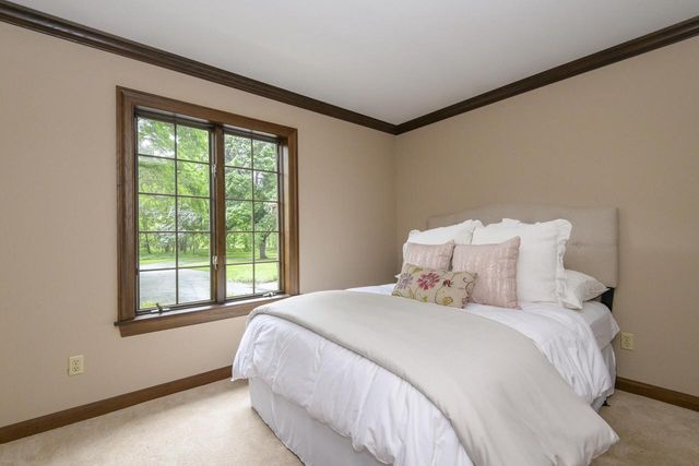 S48W28946 Parke LANE W, Waukesha, WI 53189