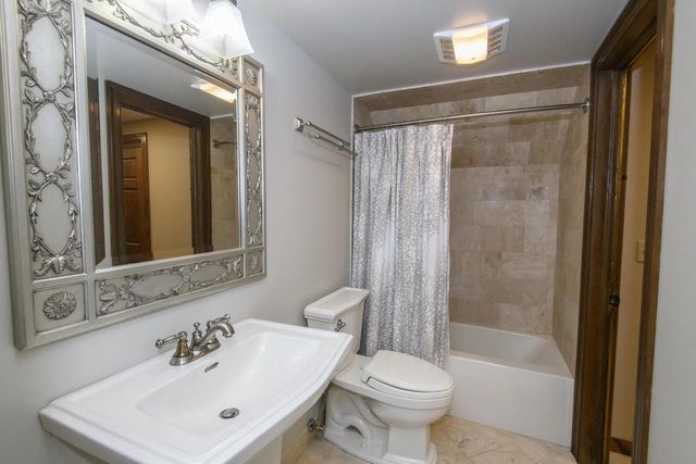 S48W28946 Parke LANE W, Waukesha, WI 53189
