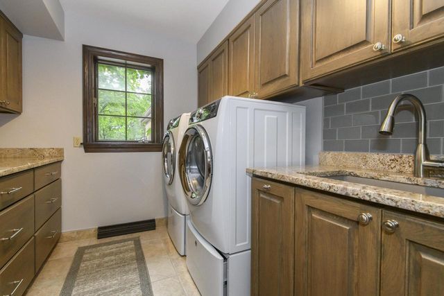 S48W28946 Parke LANE W, Waukesha, WI 53189