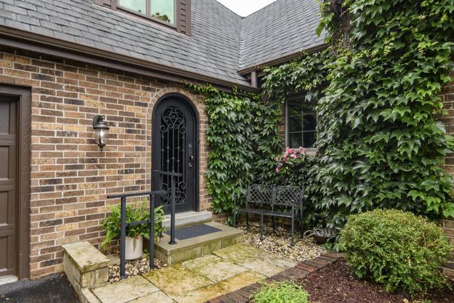 S48W28946 Parke LANE W, Waukesha, WI 53189