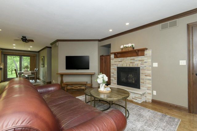 S48W28946 Parke LANE W, Waukesha, WI 53189