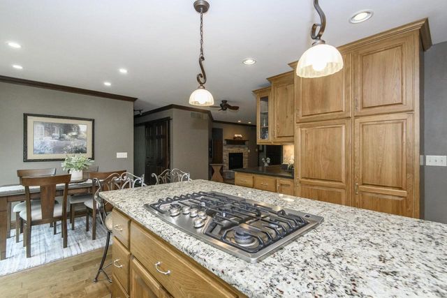 S48W28946 Parke LANE W, Waukesha, WI 53189