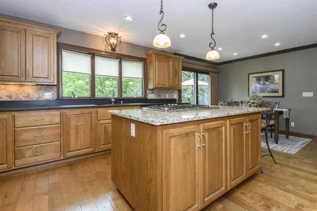 S48W28946 Parke LANE W, Waukesha, WI 53189
