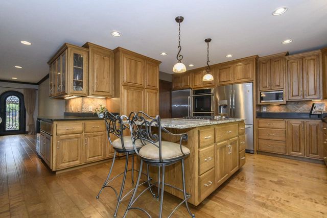 S48W28946 Parke LANE W, Waukesha, WI 53189