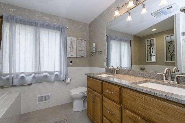 S48W28946 Parke LANE W, Waukesha, WI 53189