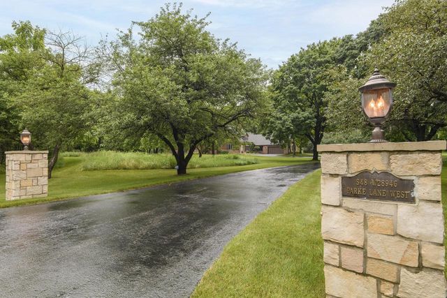 S48W28946 Parke LANE W, Waukesha, WI 53189