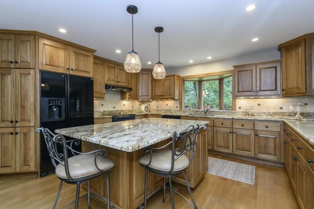 S48W28946 Parke LANE W, Waukesha, WI 53189