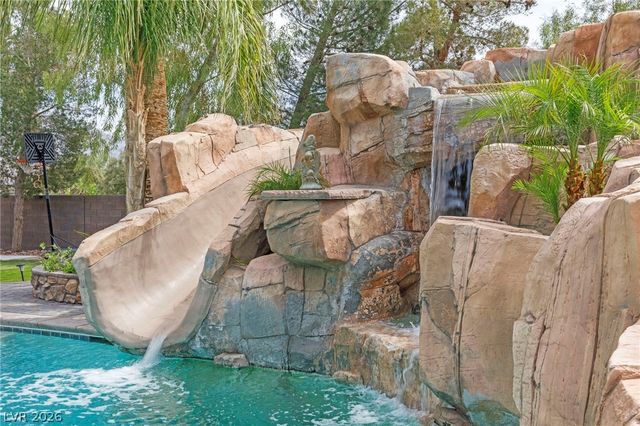 6151 Deep Autumn Avenue, Las Vegas, NV 89131