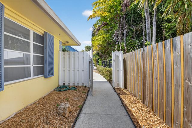 111 SE 7th Avenue A, B, C & D., Delray Beach, FL 33483