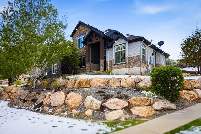 208 E PARKWAY CIR, North Salt Lake, UT 84054