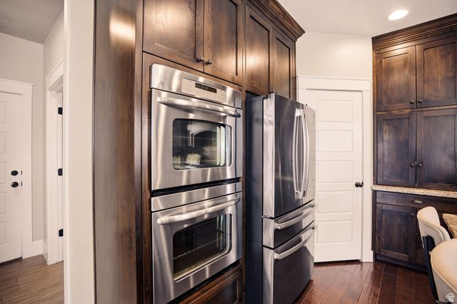 208 E PARKWAY CIR, North Salt Lake, UT 84054