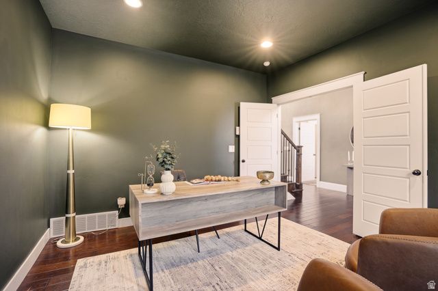 208 E PARKWAY CIR, North Salt Lake, UT 84054