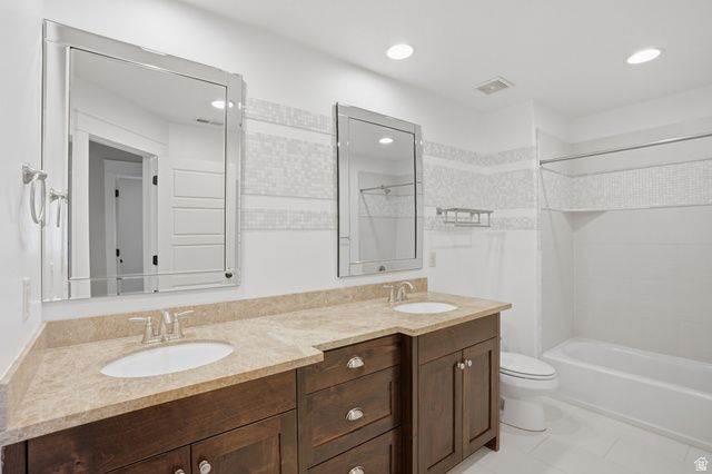 208 E PARKWAY CIR, North Salt Lake, UT 84054