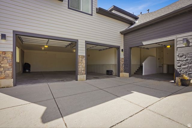 208 E PARKWAY CIR, North Salt Lake, UT 84054