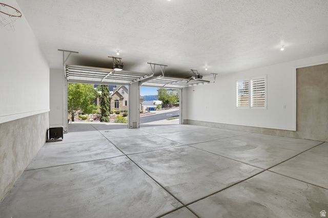 208 E PARKWAY CIR, North Salt Lake, UT 84054
